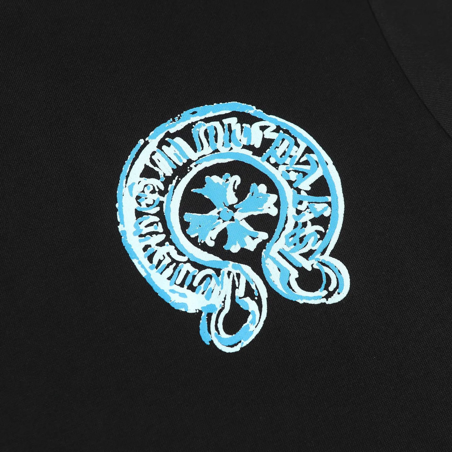 🅿️170 Chrome hearte/Chrome heart ch 25ss early spring Sanskrit horseshoe print short-sleeved T-shirt. A must-have item for daily commuting for men and women in light luxury. The correct version is welcome to compare. Detailed features: ·280g 100% cotton double yarn jersey fabric. ·Custom-dyed in the same cylinder, special thickened 32 pieces double-strand 1x1 thread. ·Double-needle cross-stitch technology. ·Original main mark washed tag. Color: black white. Size: XS-L
